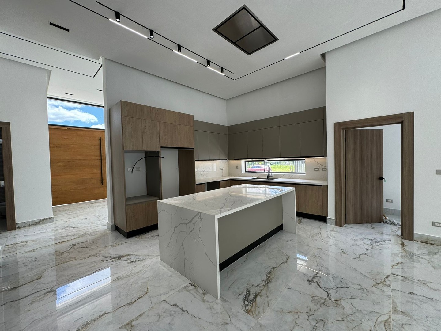casas - Lujosa Vivienda en Proyecto Cerrado, Llanos de Gurabo