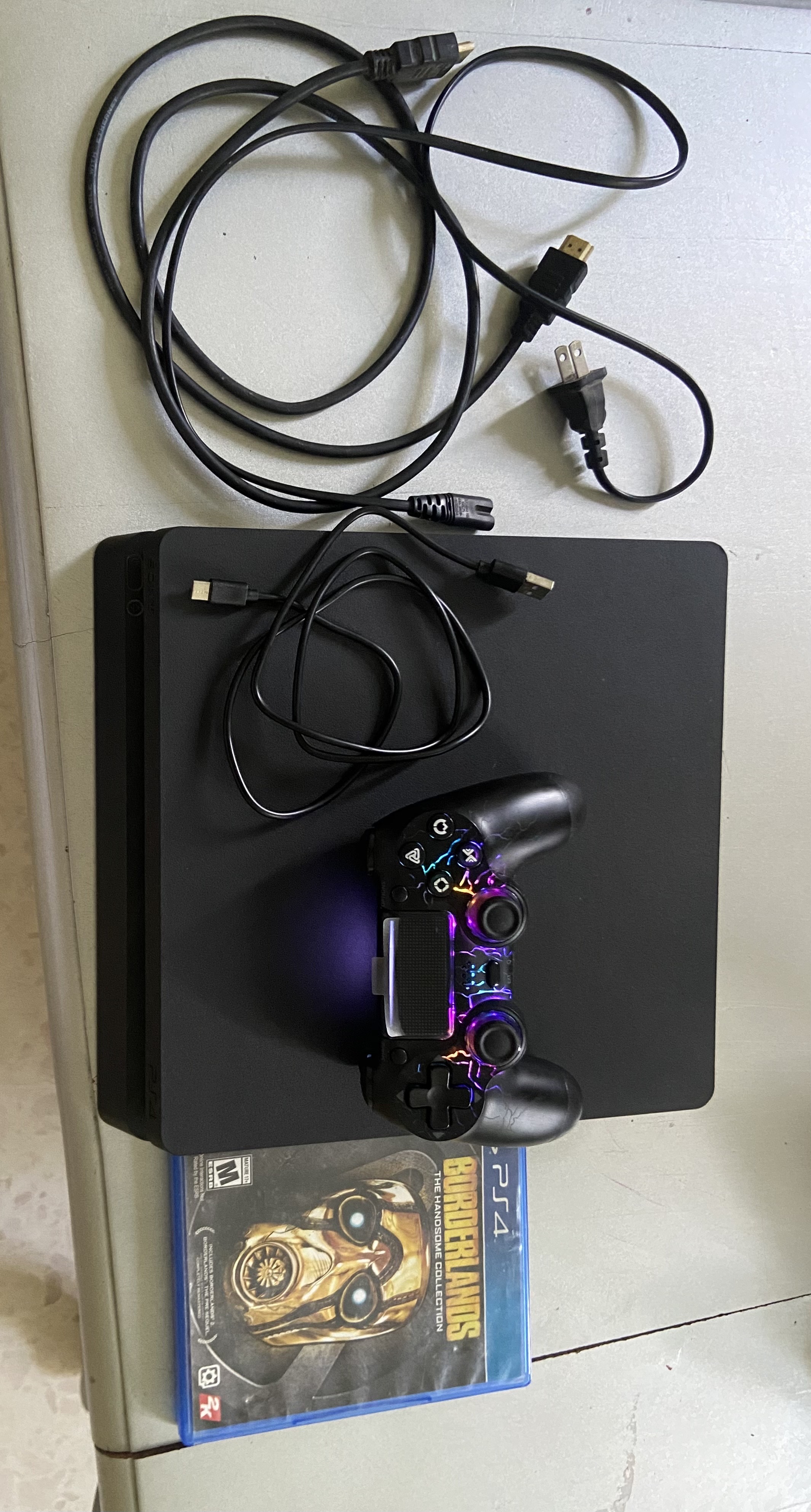 consolas y videojuegos - ps4 slim 1tb+ control Nuevo+ juego físico y todos sus cables 