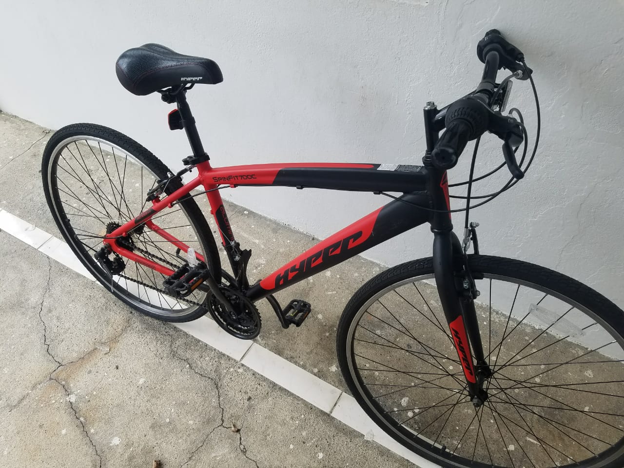 bicicletas y accesorios - Bicicleta híbrida Hyper 700c SpinFit para hombre, negro / rojo