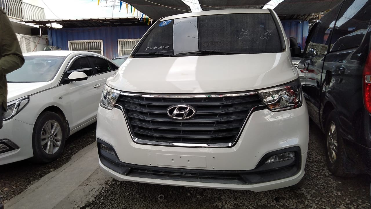 jeepetas y camionetas - HYUNDAI GRAND STAREX 2020 BLANCA 0