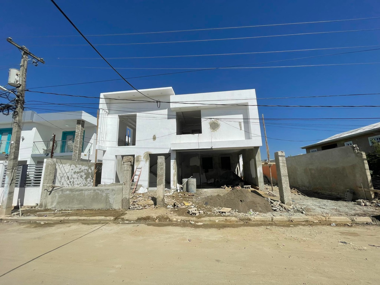casas - Casa En Construcción, Amplios Espacios, 390 Mts de Solar  Próximo  Al Homs 
