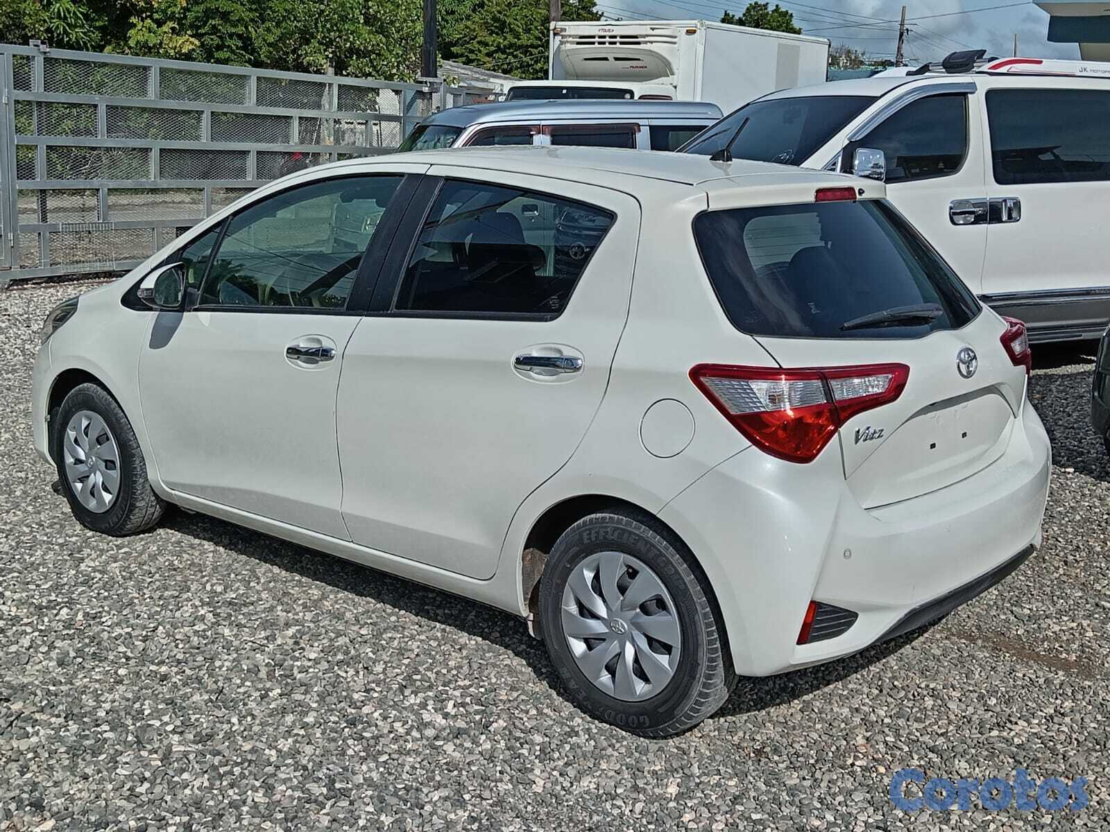 carros - VENDO TOYOTA VITZ 2020 INICIAL 120,000 FINANCIAMIE 4