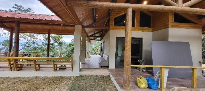 casas vacacionales y villas - Exclusiva Villa en Construcción con Vista a la Ciudad de Jarabacoa 1