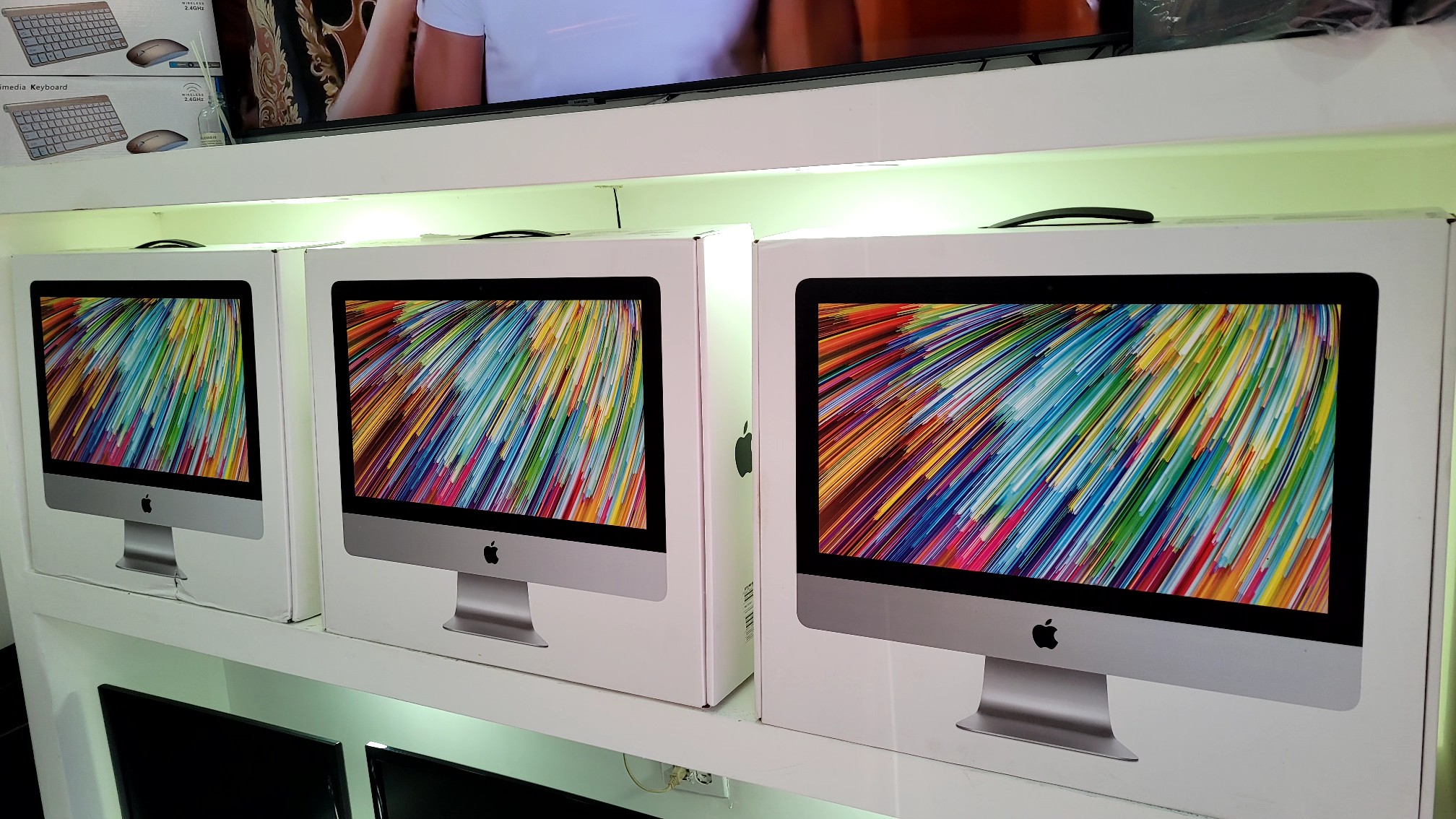 computadoras y laptops - Imac Retina 21 Pulg Core i5 Ram 8gb ddr4 Disco 1TB 2017 en Caja 2