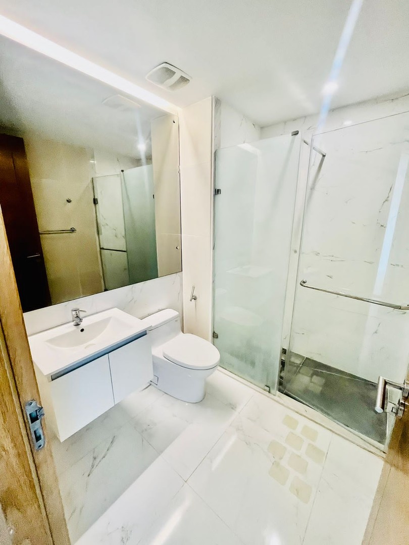 apartamentos - Apartamento en alquiler con línea blanca, Piantini!!
153 metros
 Piso 10
1800usd 6