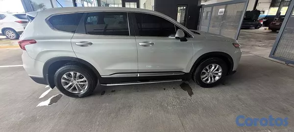 jeepetas y camionetas - HYUNDAI SANTA FE SE 2019 motor DOCH impecable  6