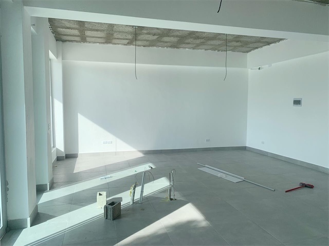 oficinas y locales comerciales - Locales nuevos en los prados  2