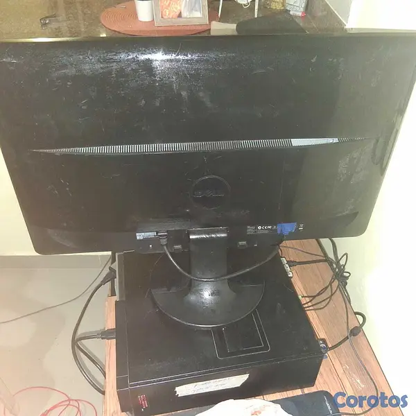 computadoras y laptops - VENDO de Monitor Dell de 24 pulgadas. VGA. En perfectas condiciones!  3