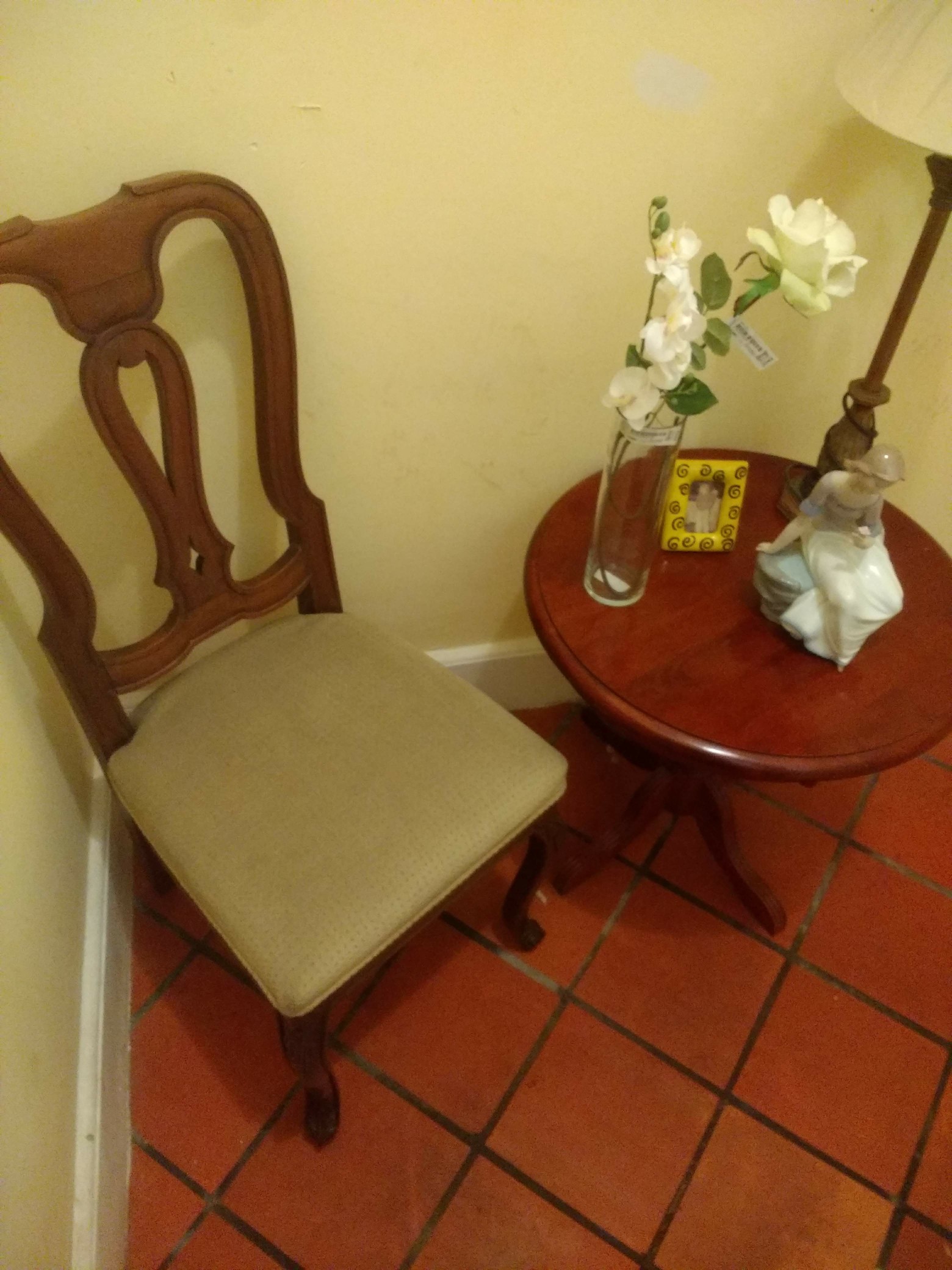 muebles y colchones - Vendo hermosa mesa y silla en caoba centenaria con finos acabados y detalles