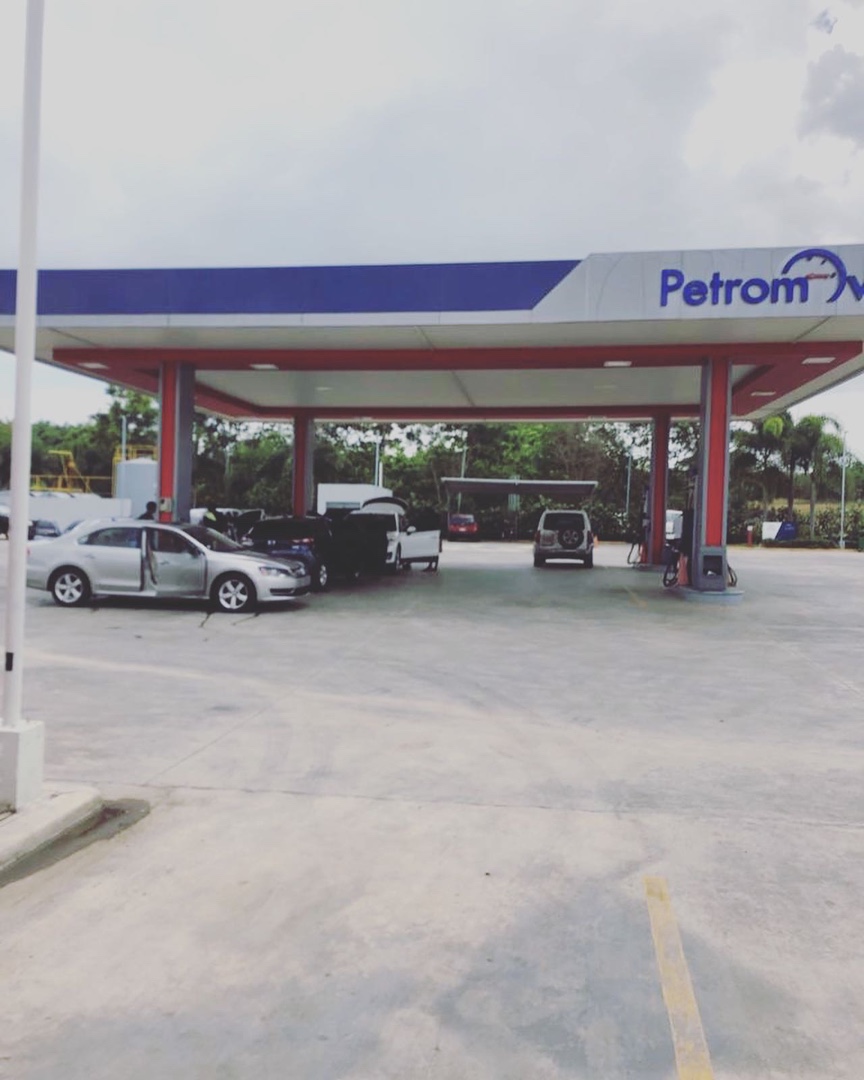 oficinas y locales comerciales - Venta de estación de combustible con compañía de distribución Santo Domingo  2