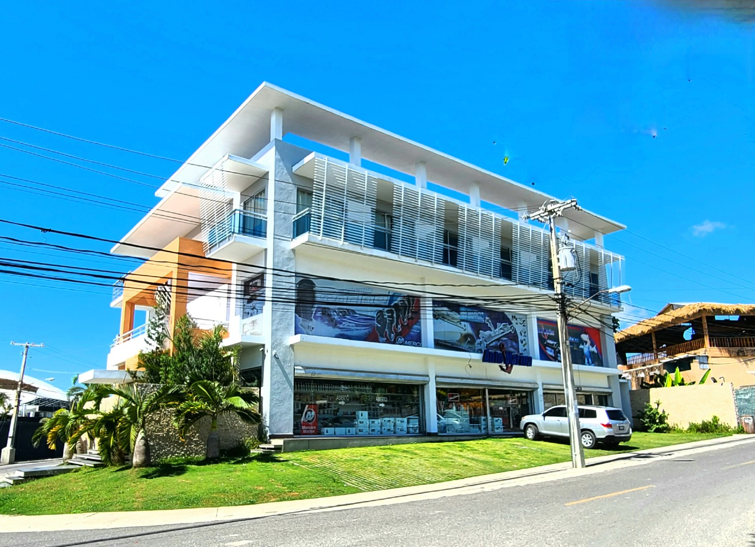 oficinas y locales comerciales - Edificio Comercial Frente a La playas de Boca chica 