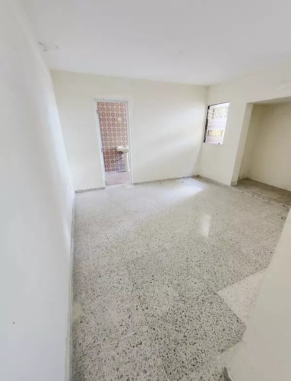 oficinas y locales comerciales - Local céntrico en Evaristo morales  2