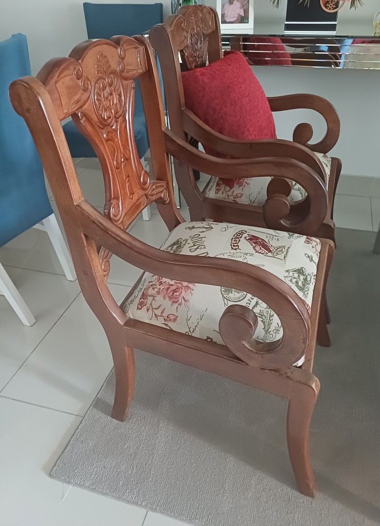 muebles y colchones - Butacas de caoba con asiento tapizado.