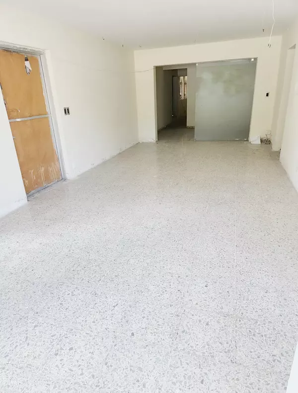 oficinas y locales comerciales - Local céntrico en Evaristo morales  3
