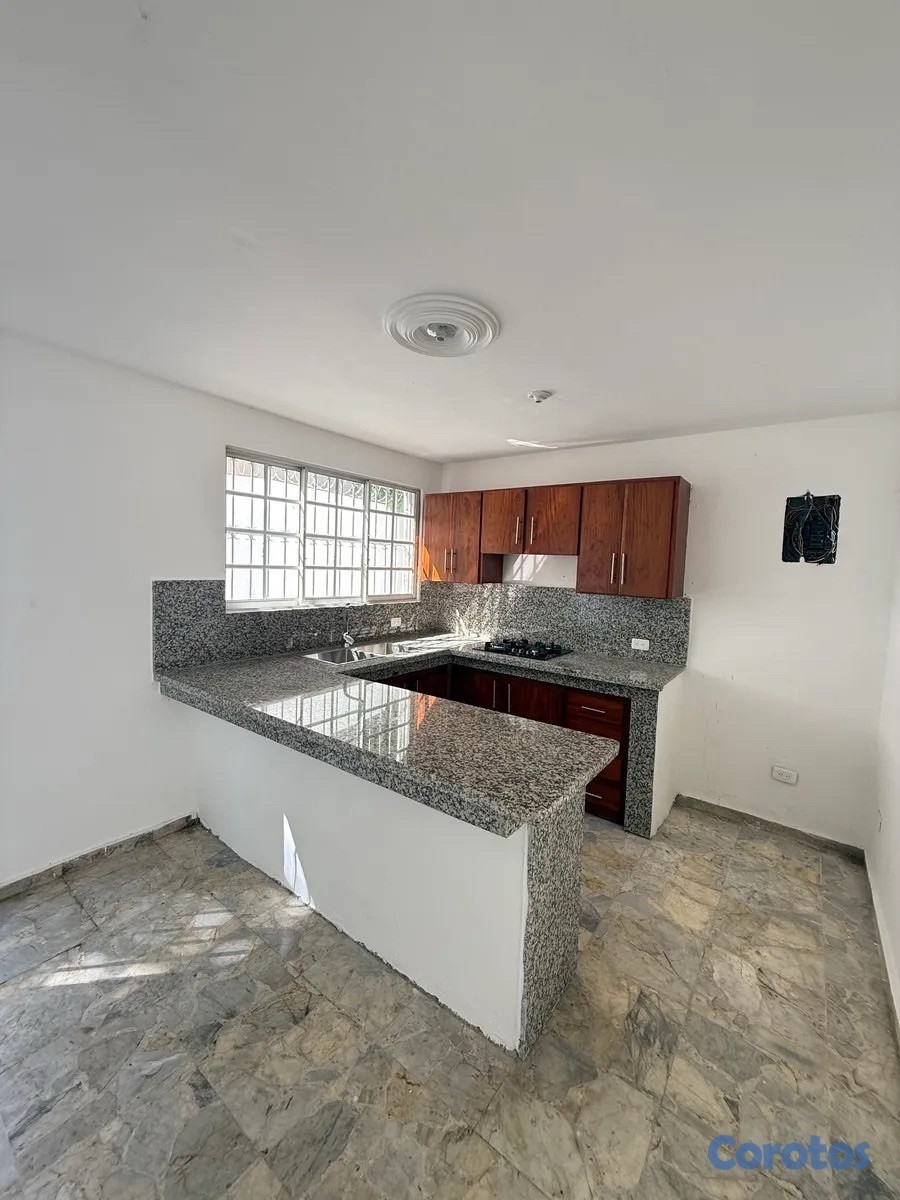 casas - Se alquila casa en los Cacicazgos, 2 niveles 3 habitaciones  5