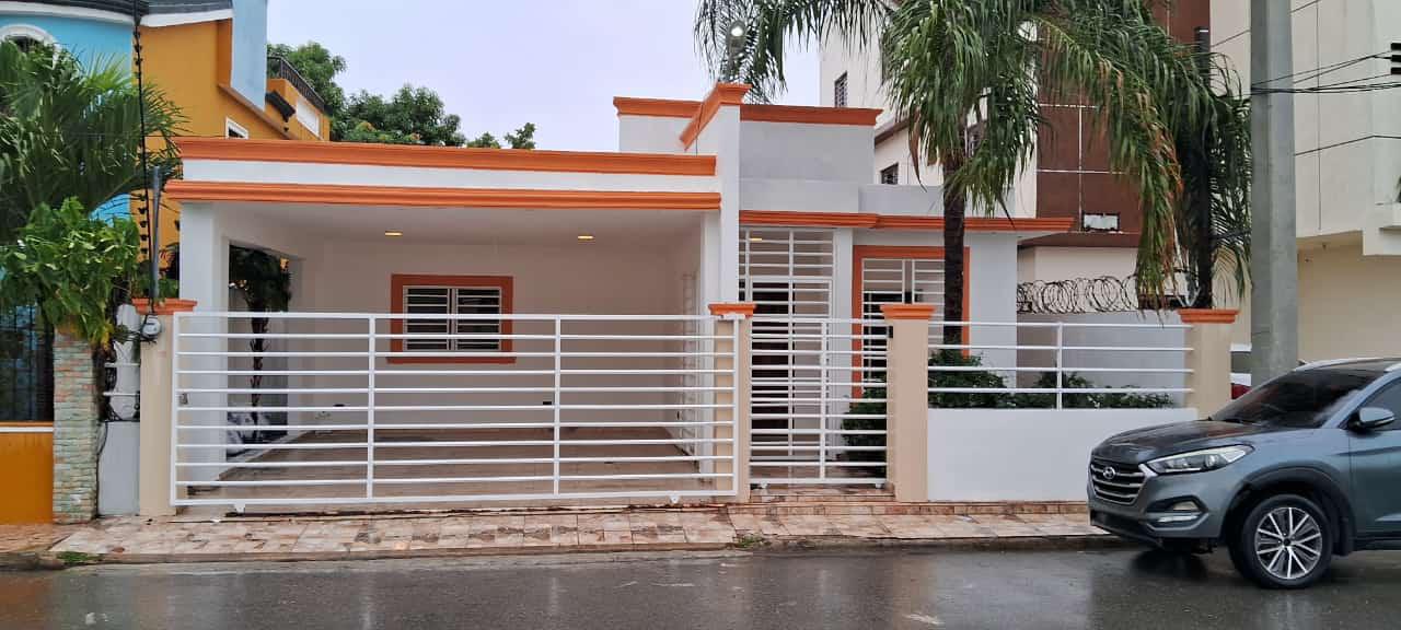 casas - CASA EN  LA ROMANA DETRAS DE LA UNIVERCIDAD O&M 2