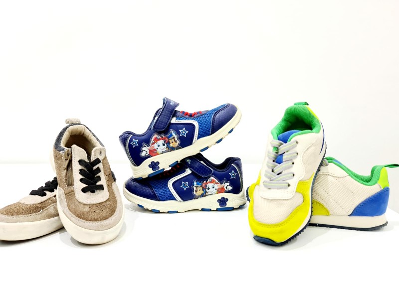 ropa y zapatos - Vendo 3 pares de tennis para niño