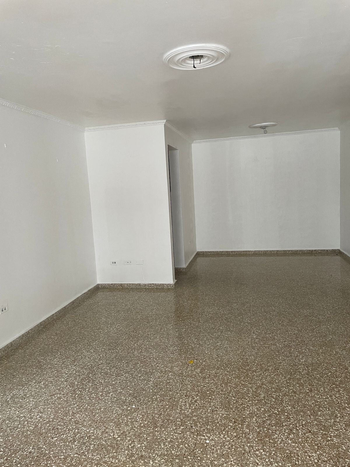 apartamentos - Alquiler de apartamento 4to nivel en Bella Vista con parqueo cerrado. 7