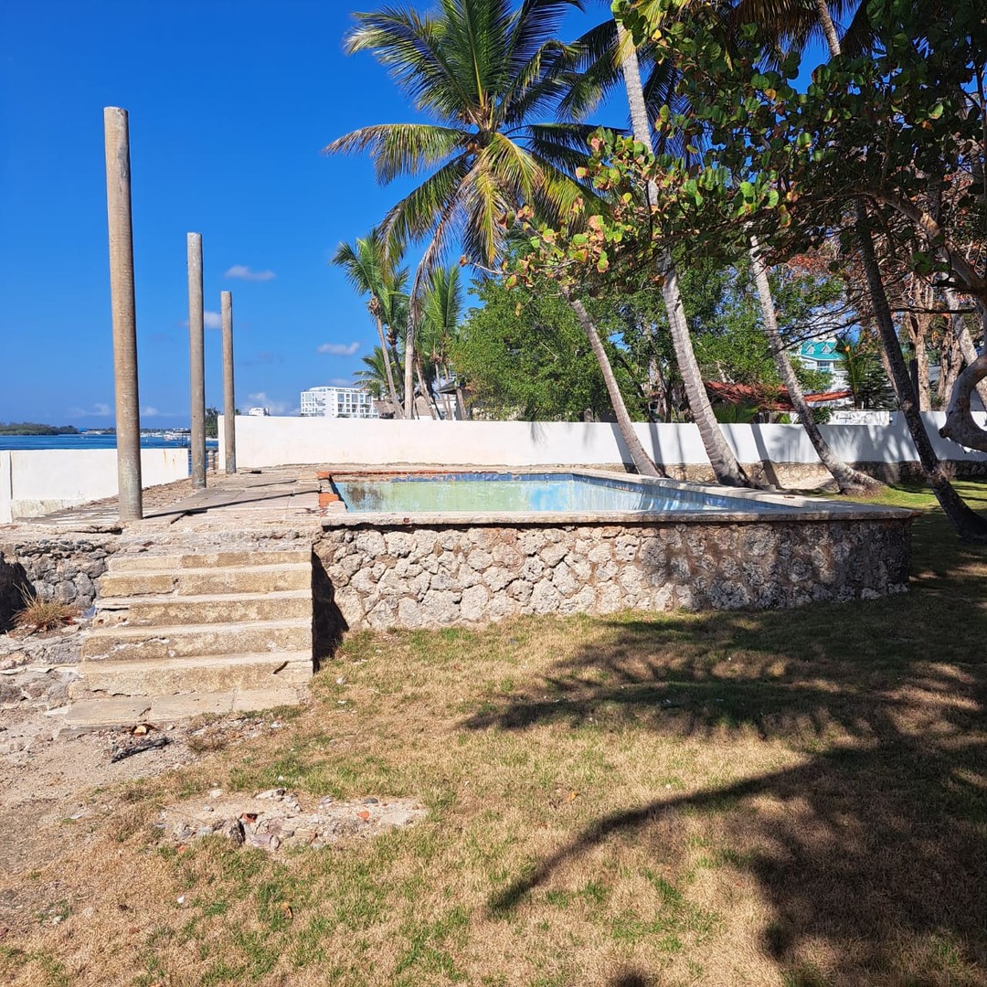 solares y terrenos - Vendo Terreno Boca Chica Zona Exclusiva Frente Al Mar
con Casa de 300 metros 
 1