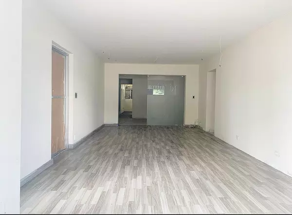 oficinas y locales comerciales - Local céntrico en Evaristo morales  4