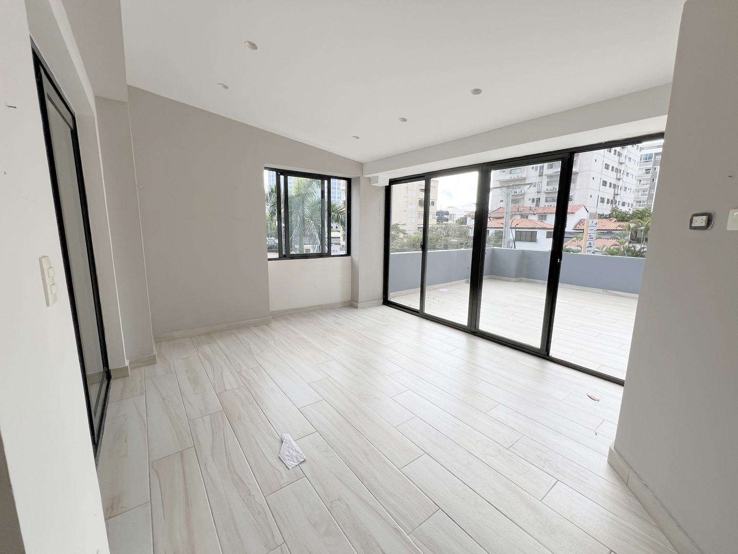 apartamentos - Evaristo Morales 2da con terraza 3 habitaciones 2.5 banos 2 parqueos 