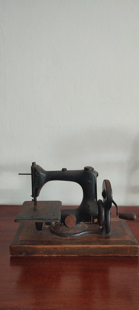 arte y antigüedades - Exquisita máquina de coser Singer, antigua 0