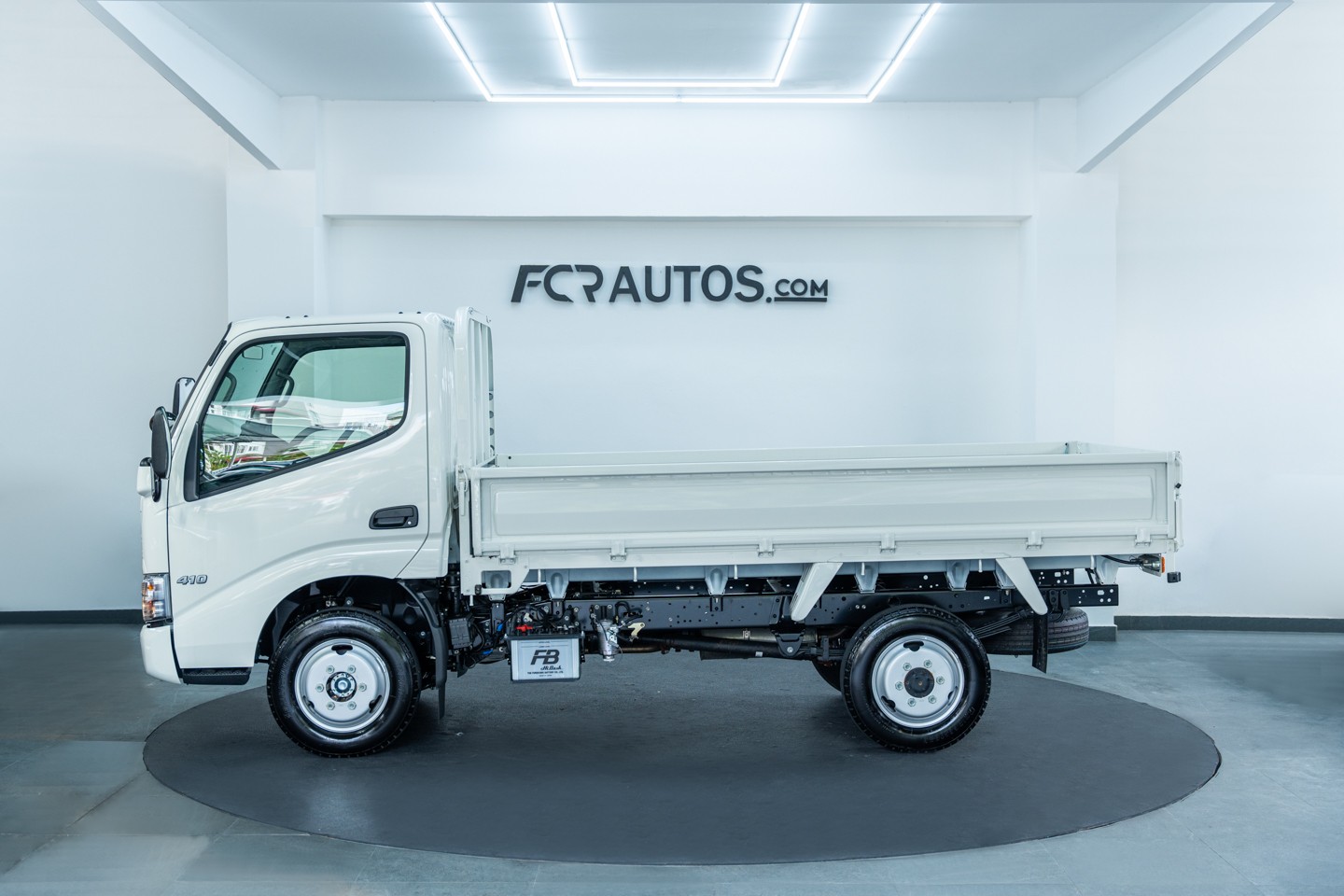 camiones y vehiculos pesados - HINO 200 2023 3