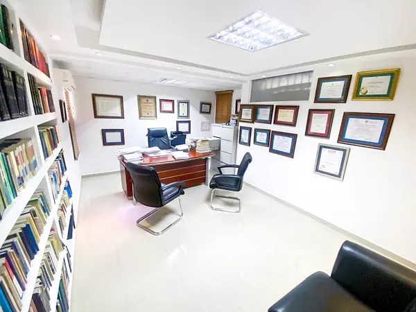 oficinas y locales comerciales - Local céntrico y amplio  3