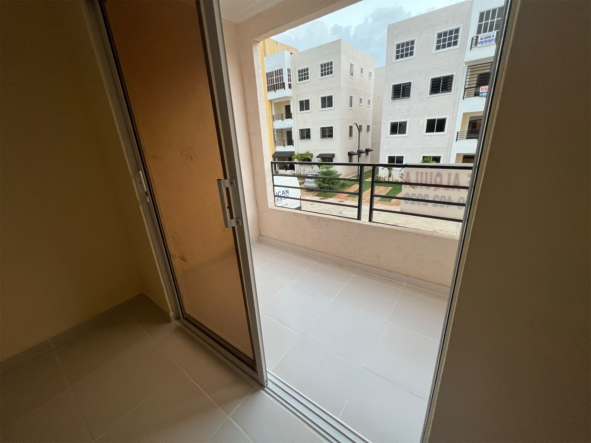 apartamentos - Se alquila apartamento nuevo 2do nivel en la autopista de san Isidro 3