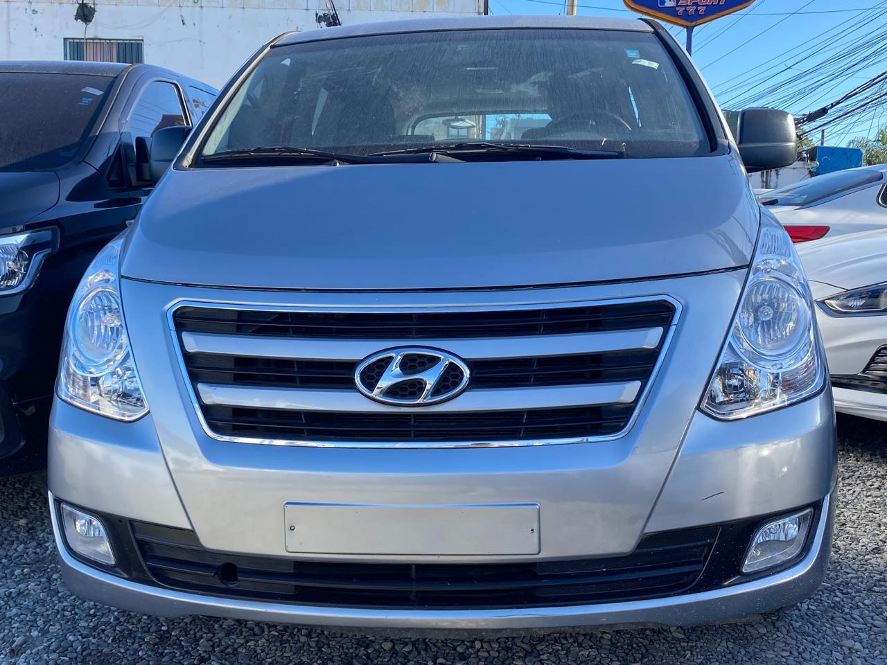jeepetas y camionetas - HYUNDAI GRAND STAREX 2018 GRIS DESDE: RD$1,270,000
