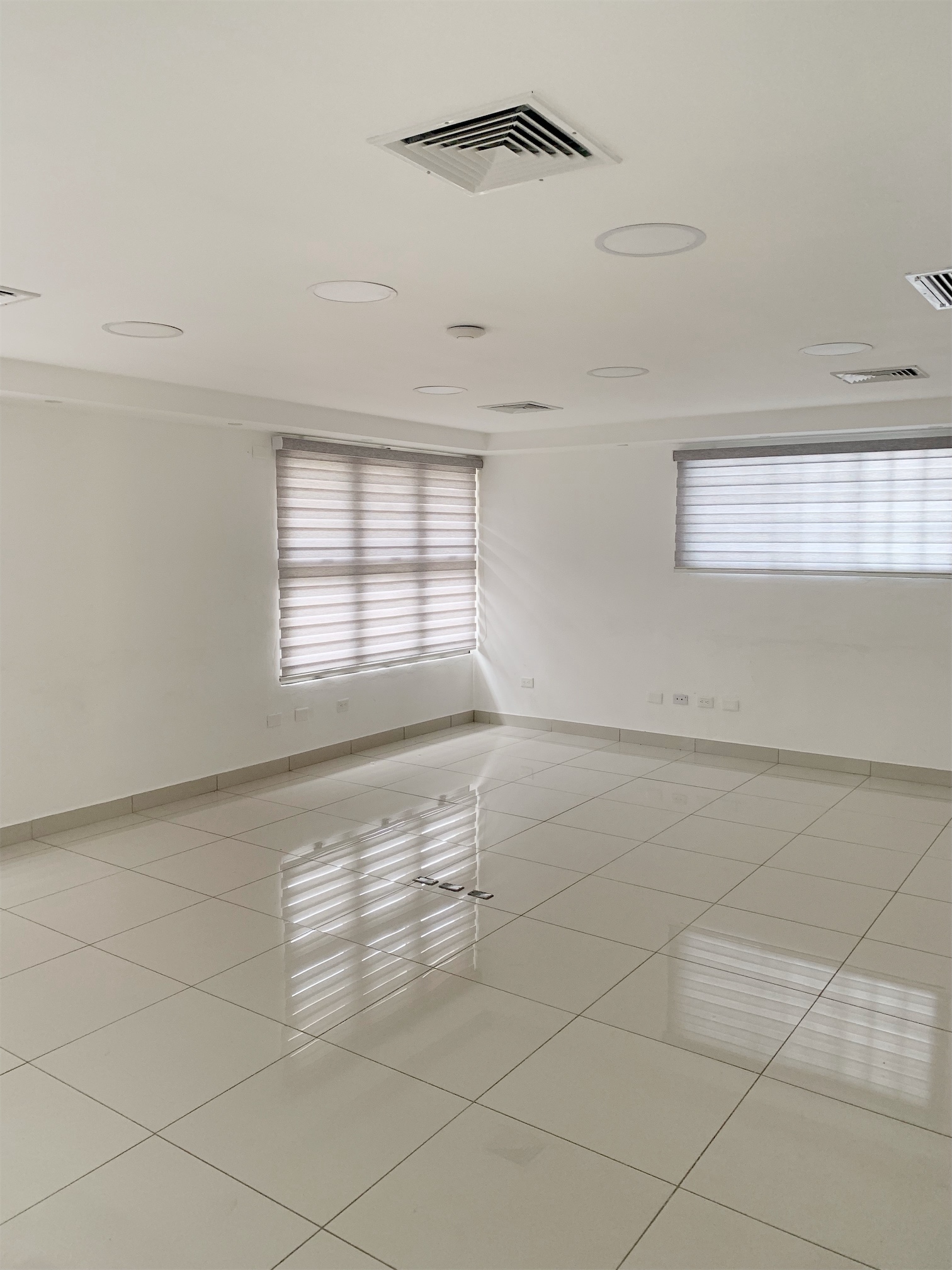 oficinas y locales comerciales - Local comercial y corporativo en los prados  9