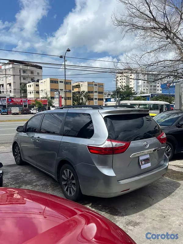 jeepetas y camionetas - Toyota Sienna LE AWD 2017
 7