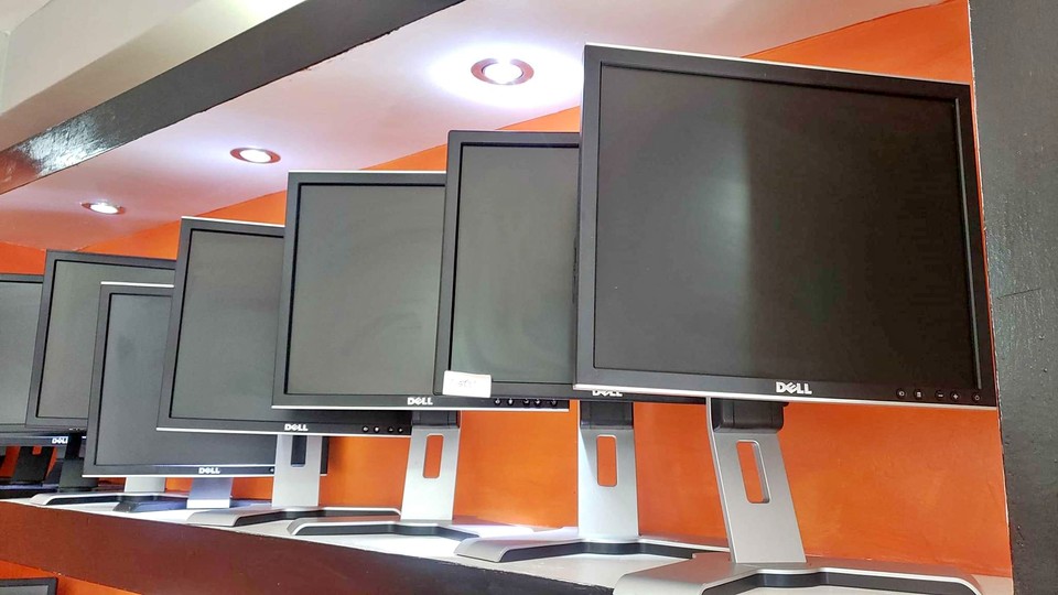 computadoras y laptops - MONITOR DE 17 PULGADAS DELL 