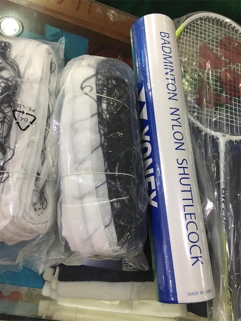 Artículos Deportivos - Yonex. Set de Bádminton. Raqueta, tubos de ganso, malla y bulto. 1