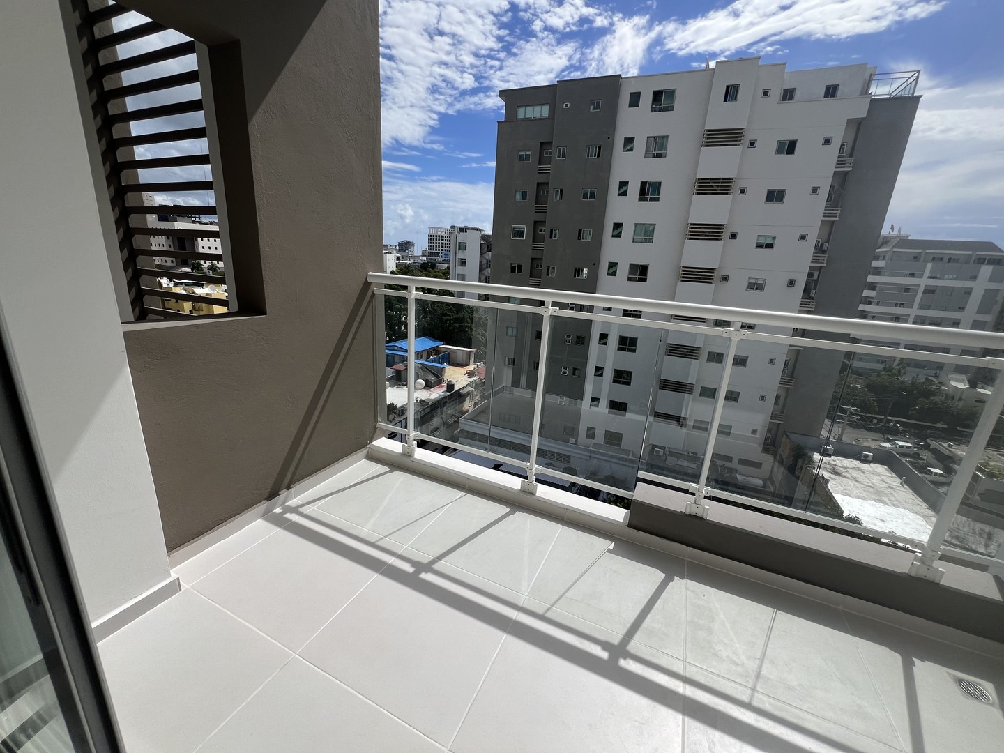 apartamentos - Evaristo Morales piso 8 2 habitaciones 2.5 banos 2 parqueos balcon