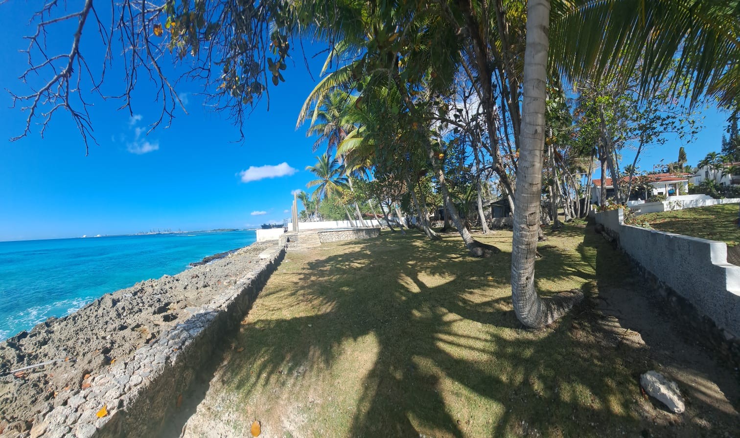 solares y terrenos - Vendo Terreno Boca Chica Zona Exclusiva Frente Al Mar
con Casa de 300 metros 
 3