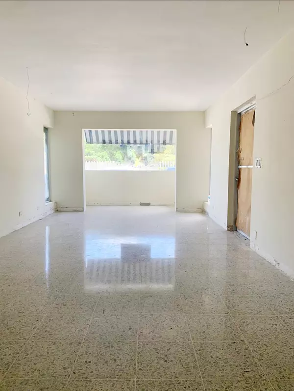 oficinas y locales comerciales - Local céntrico en Evaristo morales  6