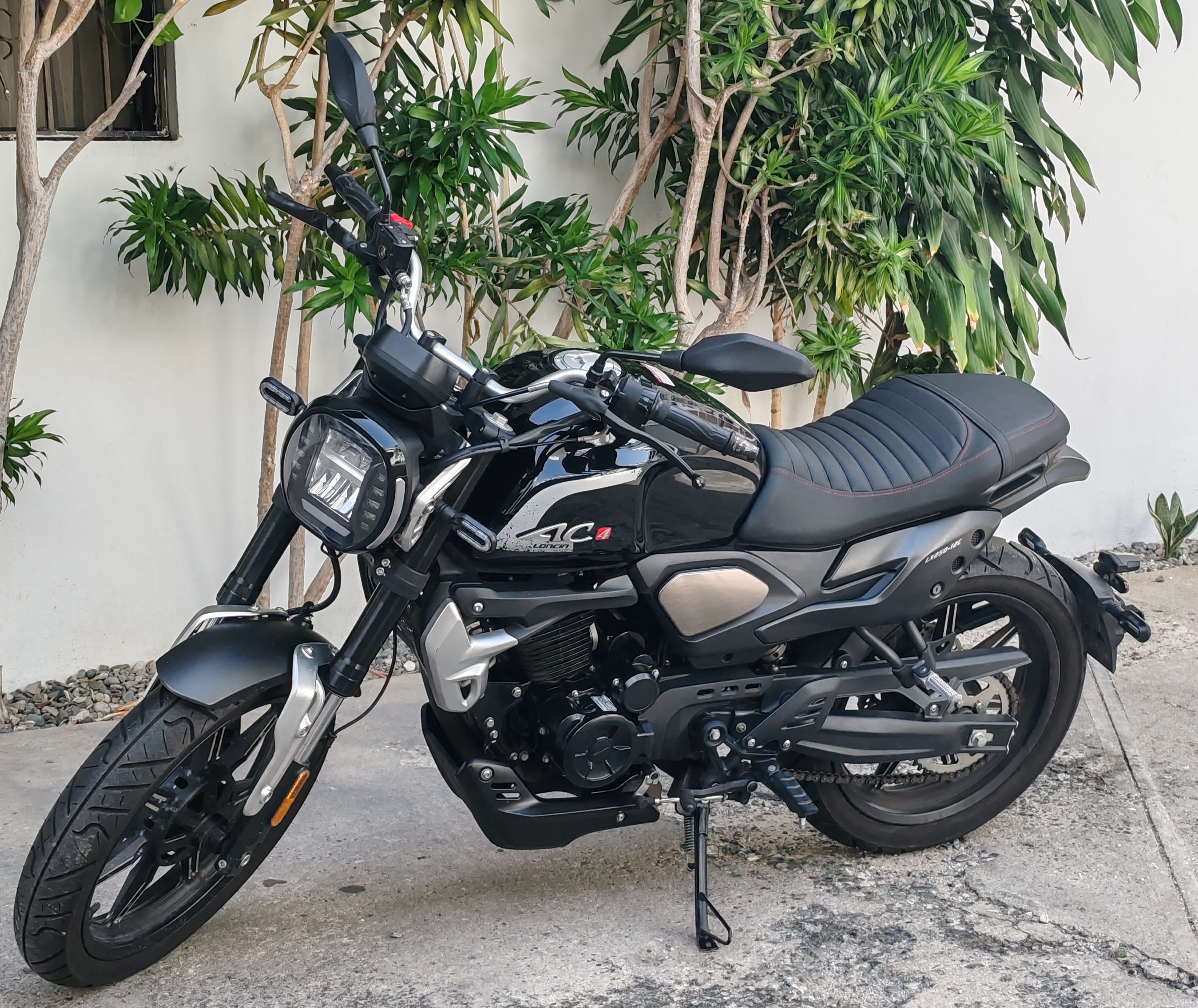 motores y pasolas - Loncin AC4 250C color negro Seminueva 1