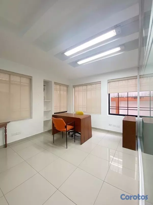 oficinas y locales comerciales - Local céntrico en Evaristo morales  5