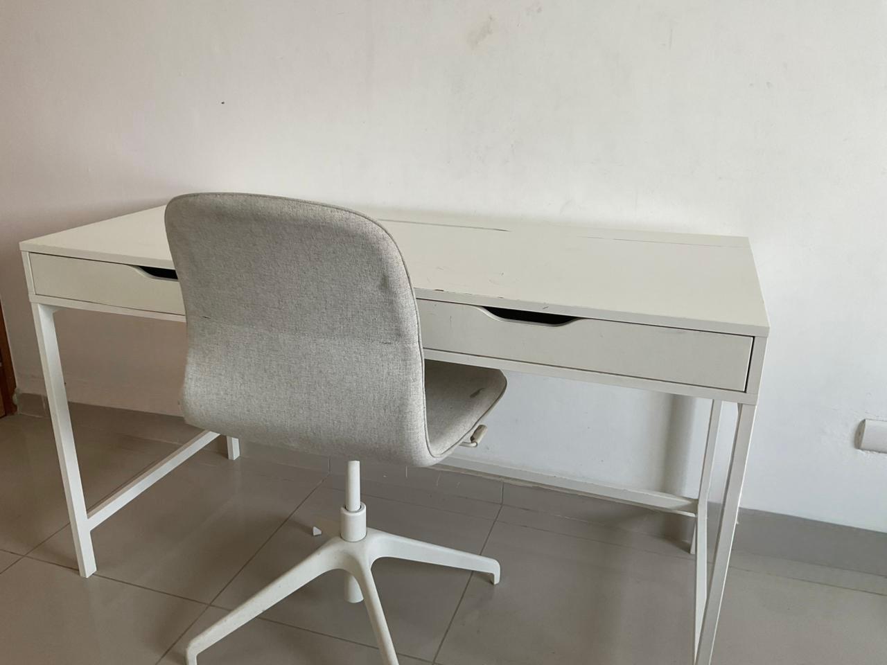 muebles y colchones - Escritorio blanco con silla incluída