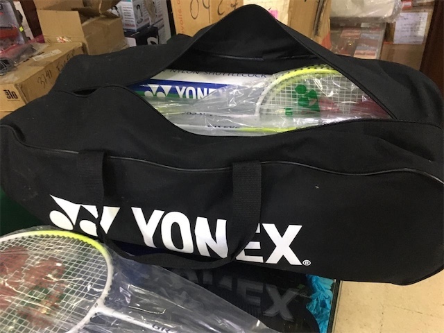 Artículos Deportivos - Yonex. Set de Bádminton. Raqueta, tubos de ganso, malla y bulto. 2