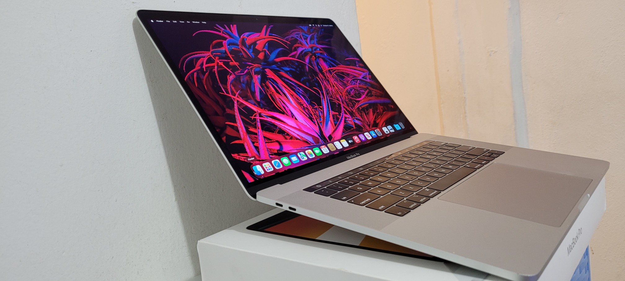 computadoras y laptops - Macbook Pro 15.4 Pulg Core i7 Ram 16gb Disco 256gb Año 2018 Doble Video Graphics 1
