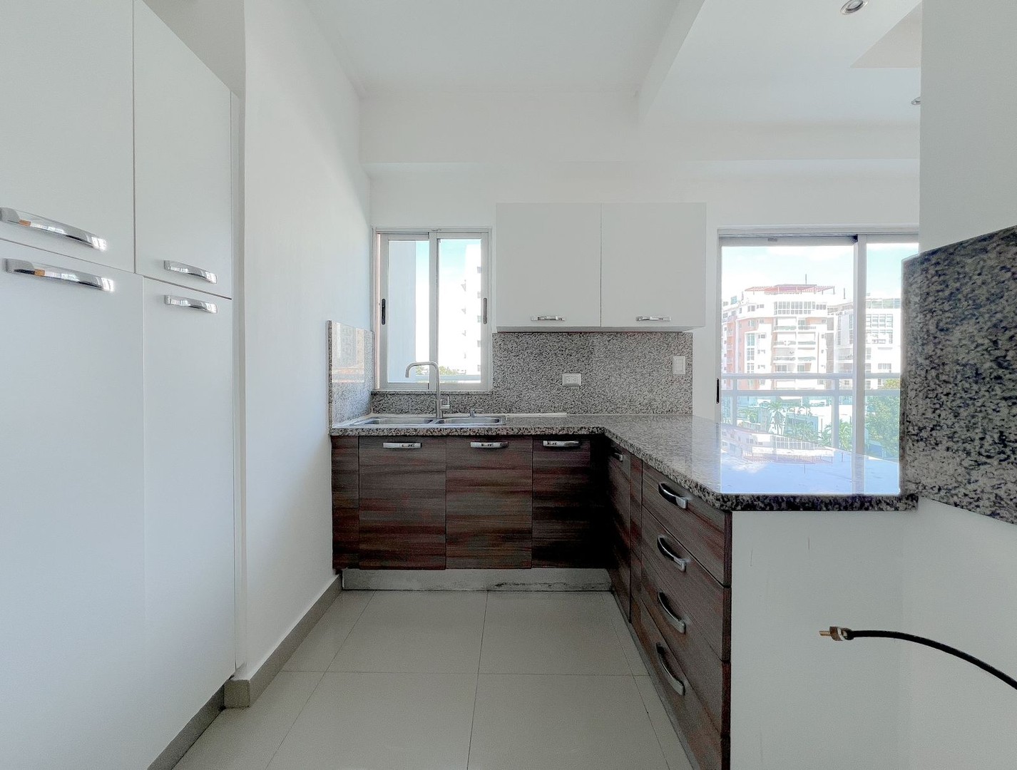 apartamentos - Evaristo Morales, Espacioso y Hermoso Apartamento En Torre Familiar! 1