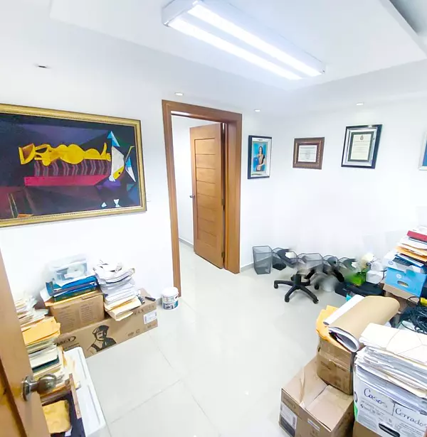 oficinas y locales comerciales - Local céntrico y amplio  5