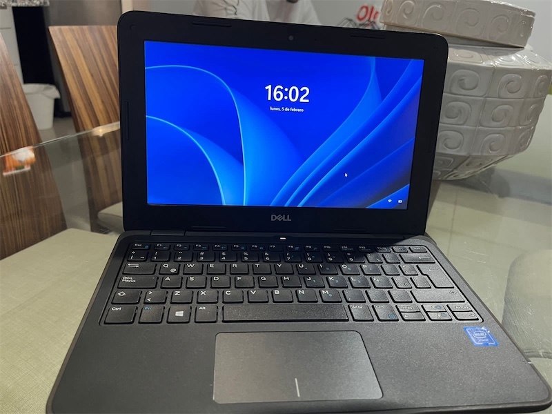 computadoras y laptops - Vendo Mini-laptop Dell  2