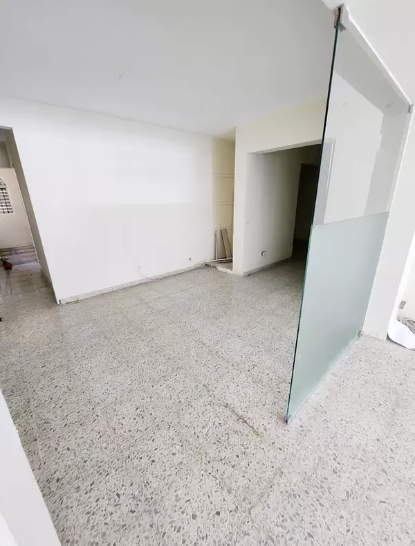 oficinas y locales comerciales - Local céntrico en Evaristo morales  7