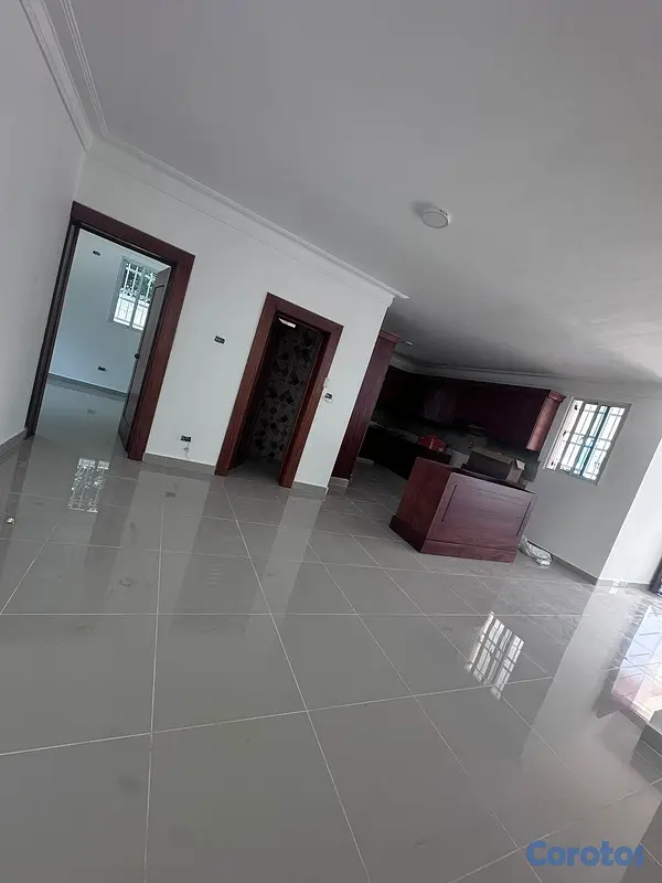 casas - Casa de 3 Niveles con Amplio Patio  6