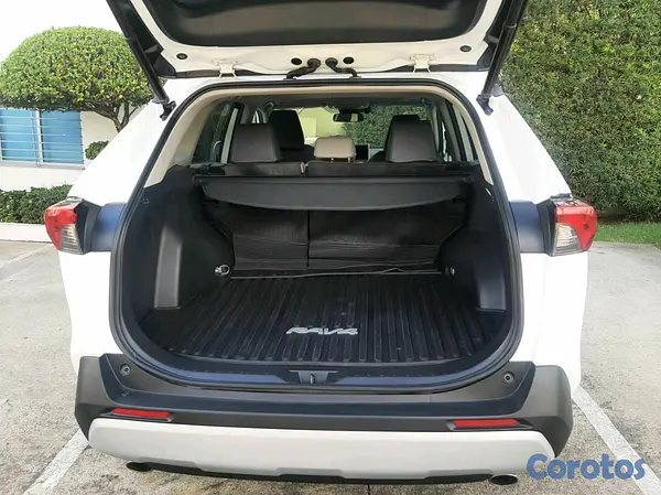 jeepetas y camionetas - Toyota rav4 2023 xle clean  4