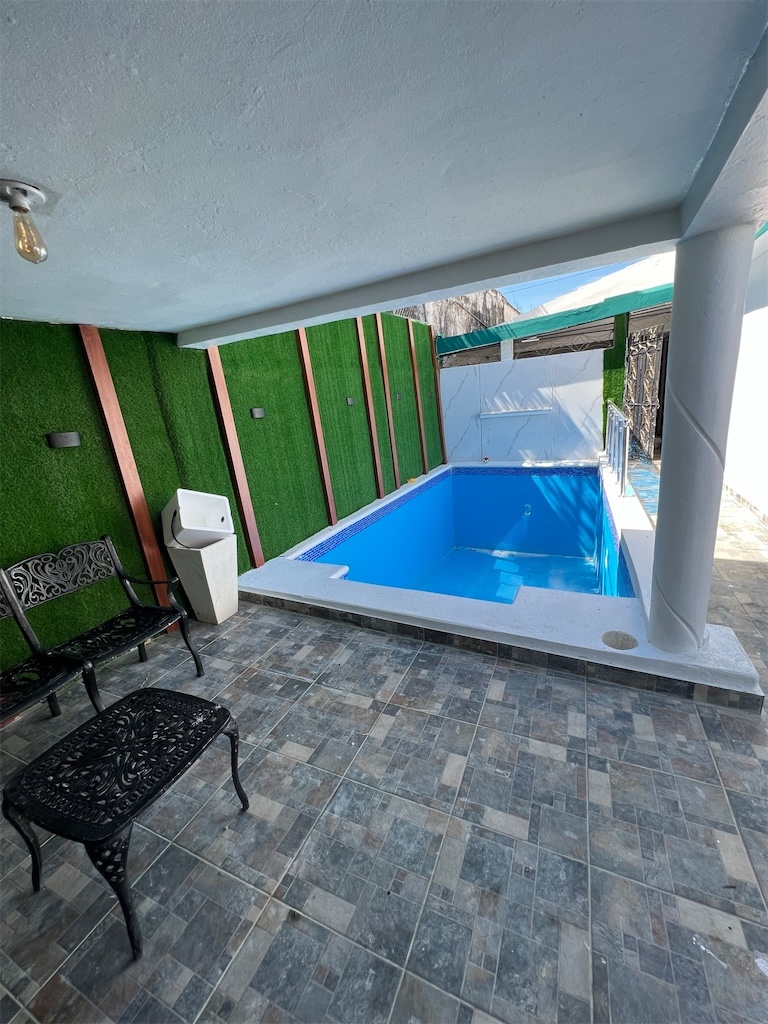 casas - Venta de casa con piscina y jacuzzi con 400mts en Cancino Santo Domingo este 3