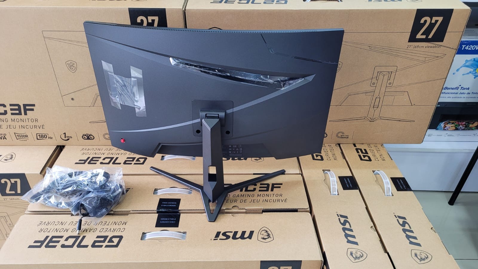 computadoras y laptops - Monitor Curvo Msi , 180Hz , 1ms , 27 Plg, FHD 1080P 2